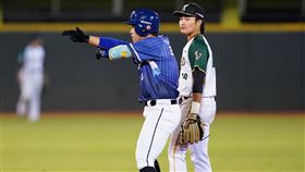 ▲王念好敲出致勝長打。（圖／富邦悍將提供） 