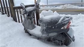 ▲有人騎車上武嶺，結果機車結凍。（圖／翻攝自中橫路況交通資訊站）