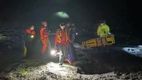 台東蘭嶼昨深夜傳2名釣客疑落海，海巡及消防等單位展開搜尋救援。（圖／翻攝畫面）