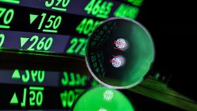 台積電早盤下跌10元（1）美股主要指數齊跌，台積電19日開盤下跌6元，早盤挫10元最低961元，台股同步走跌，但仍力守5日線約22100點之上。中央社記者翁睿坤攝  114年3月19日