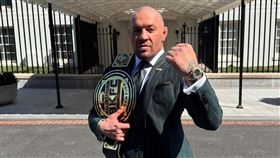 首頁 / 國際
愛爾蘭格鬥天王麥葛瑞格表態選總統 高舉反移民大旗
2025/3/21 21:46（3/21 22:09 更新）
愛爾蘭今年11月將舉行總統大選，極具爭議性的終極格鬥冠軍賽前冠軍麥葛瑞格20日表態，他將以反移民立場參選總統。（圖/翻攝thenotoriousmma臉書）