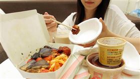 紙碗、餐盒內薄薄的一層塑膠淋膜，材質大多是LDPE，遇上高溫恐會釋放出大量塑膠微粒，盛裝熱食並不安全。（圖／報系資料照）