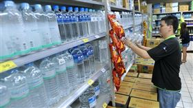 研究顯示，每公升瓶裝水含有11~37萬個塑膠微粒，專家建議，想要減塑，先從少喝瓶裝水做起。（圖／報系資料照）