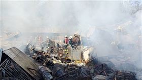 新北市金山區某資源回收場發生火警。（圖／翻攝畫面）