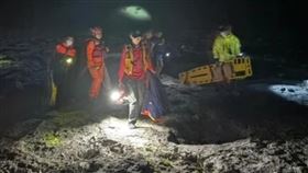 台東蘭嶼驚傳2名釣客疑落海，海巡持續搜救中。（圖／翻攝畫面）