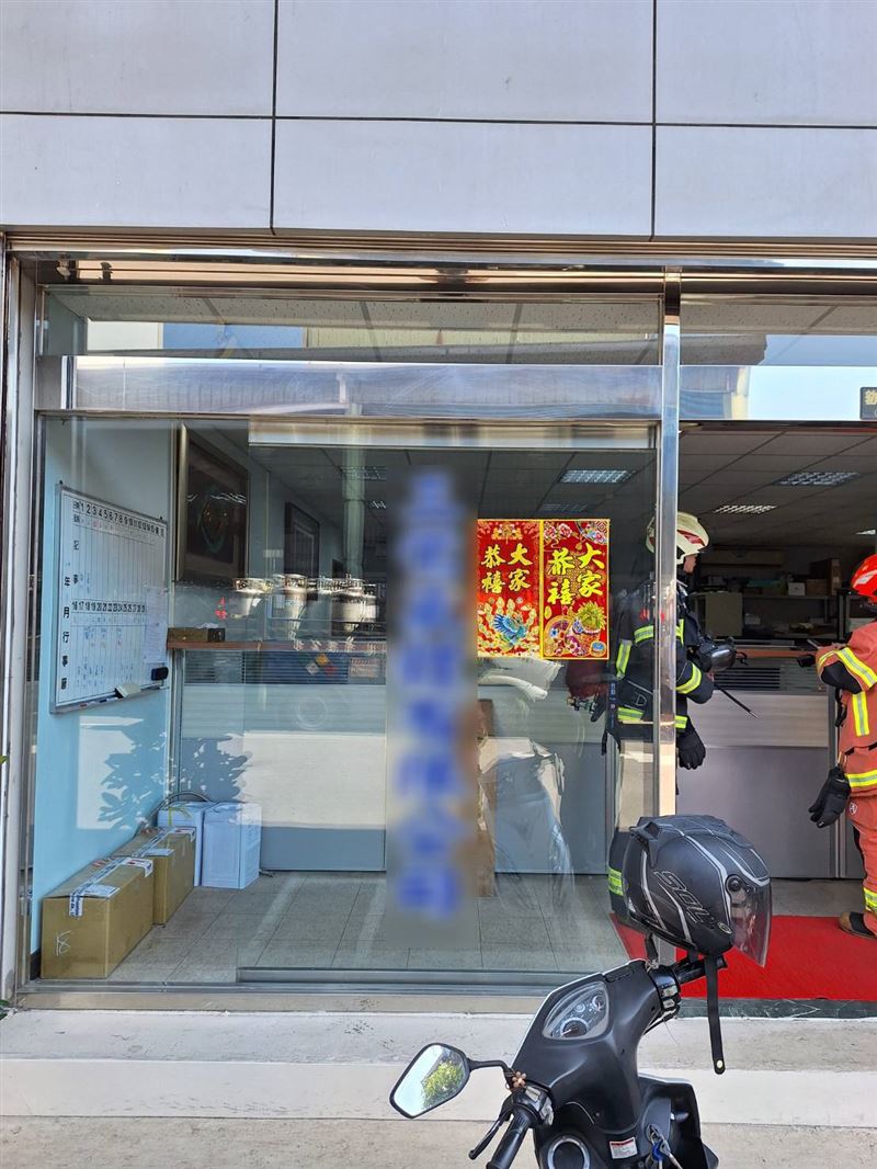 新北鶯歌某工廠排放一氧化碳時，2名外籍員工不慎吸入昏迷送醫。（圖／翻攝畫面）