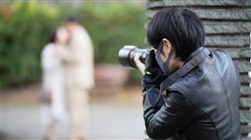 跟監、偷拍、狗仔、偷情（示意圖／翻攝自photoAC）