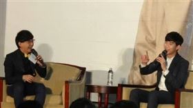 黃子佼（左）過去曾主持金秀賢（右）來台灣的見面會。（圖／翻攝自黃子佼微博）