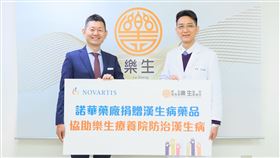 台灣諾華八度捐贈漢生藥物給樂生醫院。台灣諾華總裁宮澤惠三（左）與樂生醫院院長王偉傑（右）合影。（圖／台灣諾華提供）