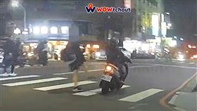 新莊機車騎士疑未禮讓，遭路過行人用腳踹。（圖／翻攝WoWtchout - 地圖型行車影像分享平台）