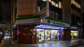 世界關燈日,超商(全家 提供)