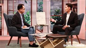 ▲前旅外投手陳偉殷上《話時代人物》，看到高苑工商時期的數學考券。（圖／記者劉彥池攝影）