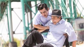 拍攝當下正值7月，水泥地板的熱度很燙，伊正直言很煎熬。(圖／公視台語台、華視提供)