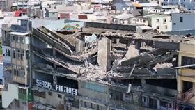 頂樓塌急撤1200。台中清水，大樓塌陷。