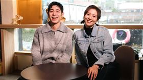 詹懷雲(左)聽到要跟主持人劉品言一起泡湯，嚇到不知如何是好。(圖／鏡電視提供）