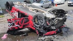 台東舉辦ZeroFour競賽，一輛賽車疑駕駛拖鞋卡油門衝撞翻覆。（圖／三立新聞）