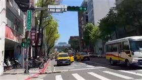 林森北路大樓磁磚剝落。（圖／翻攝畫面）