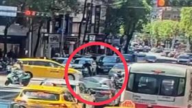 北市大樓外牆剝落，巨大石塊壓扁轎車後座。（圖／翻攝畫面）