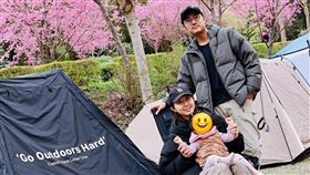 洪詩（左）和李運慶（右）的女兒因為接踵疫苗之後反覆發燒。（圖／翻攝自洪詩IG）