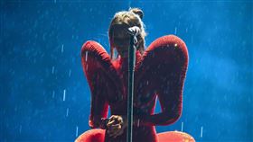 莫文蔚在蘇州演唱會，因大雨意外在舞台上跌倒。（圖／翻攝自莫文蔚微博）