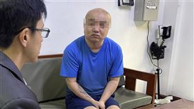 駐菲法務秘書探視涉貪前軍官李振育陸軍六軍團前軍官李振育（中）涉犯貪污治罪條例案外逃，2024年2月在菲律賓被捕，關押迄今1年多正等候遣返。圖為駐菲律賓代表處法務秘書21日前往菲律賓移民局看守所探視。中央社記者林行健塔古市攝  114年3月21日