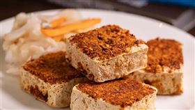 黯然銷魂臭豆腐的李老闆研發出新品「香辣燒烤味臭豆腐」，以孜然辣椒粉呈現邊疆風味。（圖/鏡週刊）
