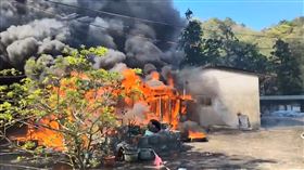 疑天燈掉落燒毀平溪鐵皮倉庫。（圖／翻攝畫面）