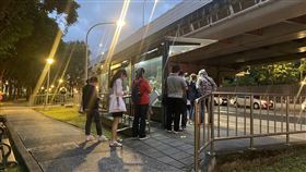 台塑進駐內湖，實際走訪附近公車站大排長龍，不過民眾表示非近期現象。（圖／記者楊晏琳攝影）