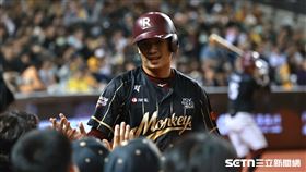 ▲中職36年熱身賽，樂天桃猿右外野手林立跑回球隊第3分。（圖／記者劉彥池攝影）