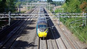 英國鐵路公司「Avanti West Coast」（圖／攝影者	Stephen McKay, flickr CC License）

https://commons.wikimedia.org/wiki/File:Avanti_West_Coast_Pendolino_at_Green_Lane_Bridge_-_geograph.org.uk_-_6599897.jpg