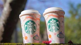 星巴克將外帶杯款換上櫻花紛飛的視覺設計(星巴克 提供)