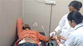 一位男子因胃痛而自行切開腹部動手術，由於縫合失敗等錯誤，他痛到送醫。（圖／翻攝自X）