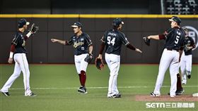 ▲中職36年熱身賽，樂天桃猿3：0完封中信兄弟，球員賽後擊掌慶祝勝利。（圖／記者劉彥池攝影）