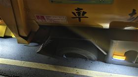 新竹市南大路550巷路面塌陷的情形。（圖／翻攝畫面）