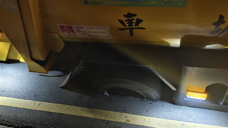 馬路突塌陷　大洞差點吃掉垃圾車慘況曝