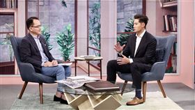 ▲前旅外投手陳偉殷上《話時代人物》,和主持人鄭弘儀暢談棒球生涯。（圖／三立提供）