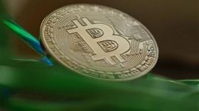 遭詐百枚比特幣2.7億　他刺傷騙徒下場慘