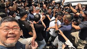 四叉貓稱趁ㄆ友洗澡查帳冊　他把柯送去關