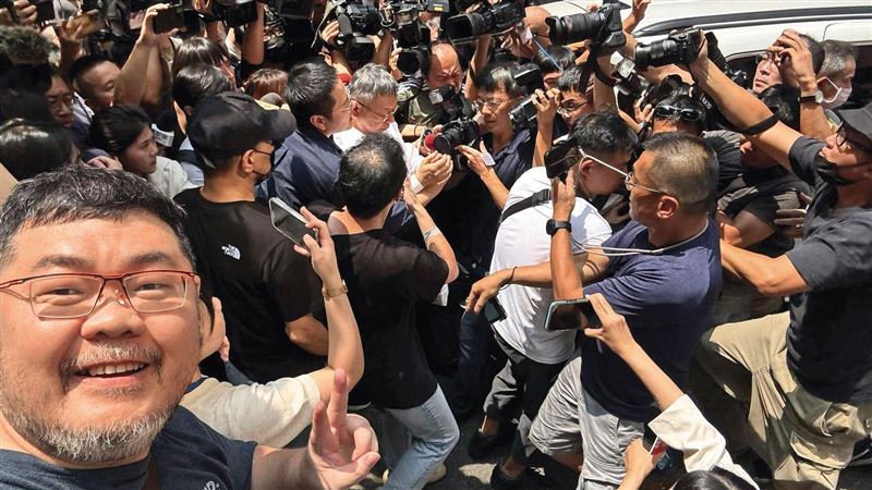 四叉貓稱趁ㄆ友洗澡查帳冊　他把柯送去關