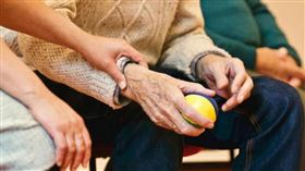 一名華裔中年男子在母親逝世17年後，突然想起母親曾存入銀行的一筆定期存款。（示意圖／翻攝自Pexels）