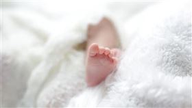 英國男子透過網路認識女友，女友2度告訴他懷上雙胞胎卻又2次流產的消息，最後他才驚覺「女友根本從未懷孕」。（示意圖／翻攝自photoAC）