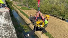 新竹縣一名機車騎士，自撞橋墩從高處墜落。（圖／翻攝畫面）