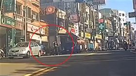 桃園中壢某大樓發生磁磚掉落，砸中路過的民眾。（圖／翻攝畫面）