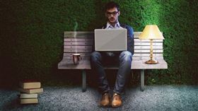 美國醫師指出，久坐的危害已被認定是「新型吸菸行為」，黃軒也指出，持續久坐者的大腦血流速度明顯下降，相當於大腦老化2至4年。（示意圖／pixabay）