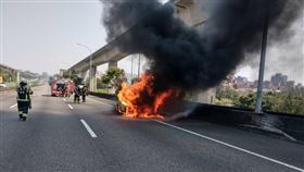 國道1號北上發生火燒車事故。（圖／翻攝畫面）