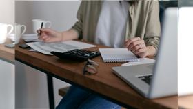 報稅必知／想省稅卻誤觸地雷！拋棄繼承遺產稅　112萬元扣除額瞬間蒸發▲（示意圖／翻攝自istockphoto） 簽合約 簽約 繼承 稅務 