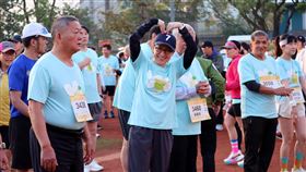 蕭副總統出席瑞穗柚花追香路跑（3）副總統蕭美琴（前左2）23日清晨出席花蓮瑞穗鄉柚花追香路跑活動，在瑞穗國小活動場地與跑者一同暖身，看到媒體拍攝，特別用手比出一個大愛心。中央社記者李先鳳攝  114年3月23日