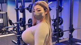 K奶健身女教練Mai的訓練影片爆紅。（圖／翻攝MAi X，下同）