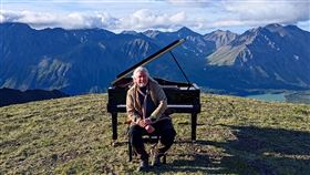 馬修連恩極限挑戰在近6000公尺北美第二高峰洛根山演奏鋼琴。（圖／獨一無二娛樂文化）