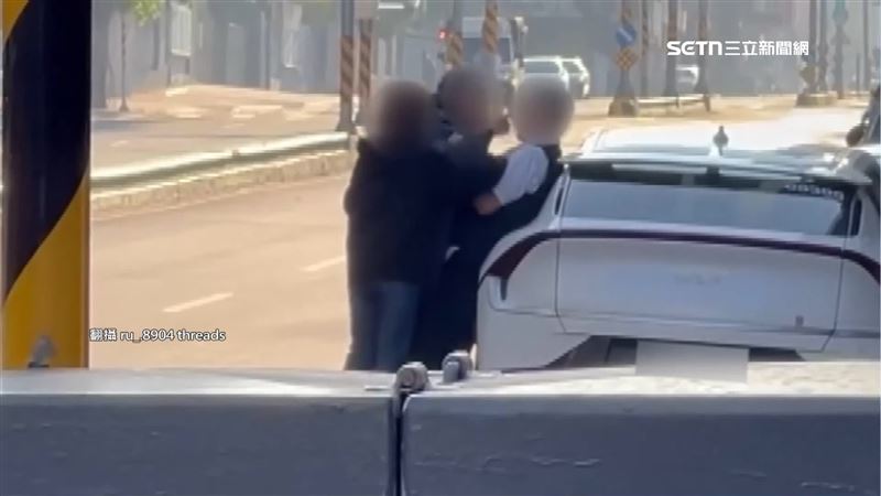 醉男搭車嘔吐打司機　同行女勸架反遭掌摑